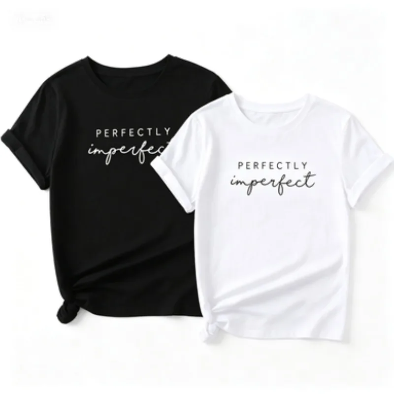Фото Женская футболка с принтом «PERFECTLY Imperfect», повседневная, с коротким рукавом, круглым вырезом, с вдохновляющим надписью, черно-белая №5