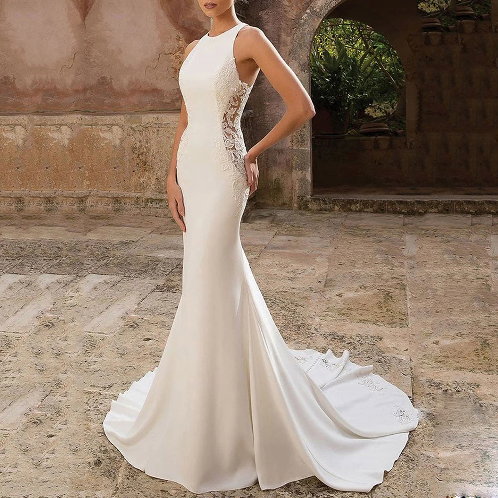 

Женское платье с юбкой-годе, круглым вырезом и кружевной аппликацией