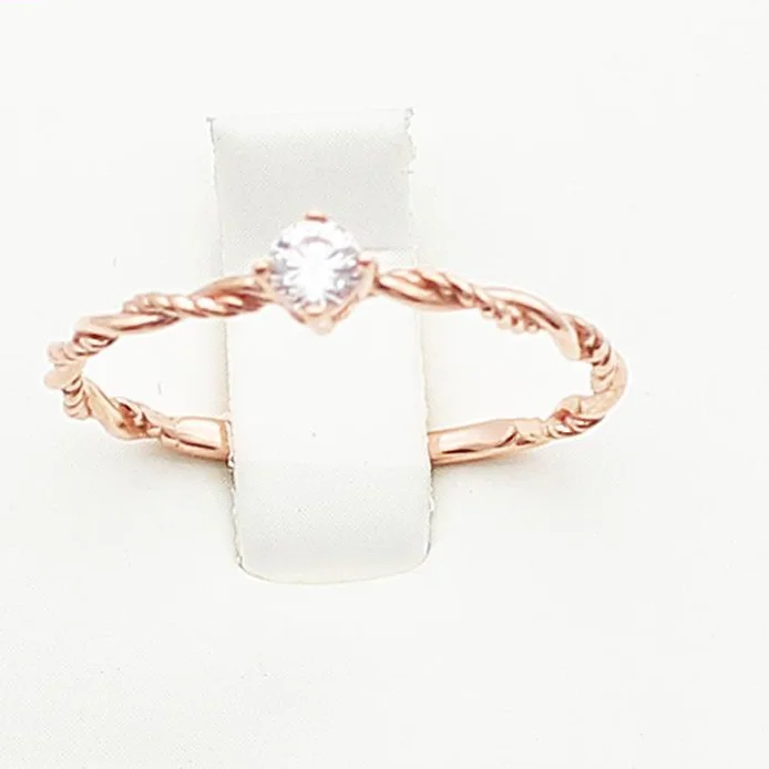 

Russia Purple Gold Rose Gold Diamond Twist Ring Holder 2022 Simple Fashion Various Wearing Methods Jewelry Couple Wedding Rings