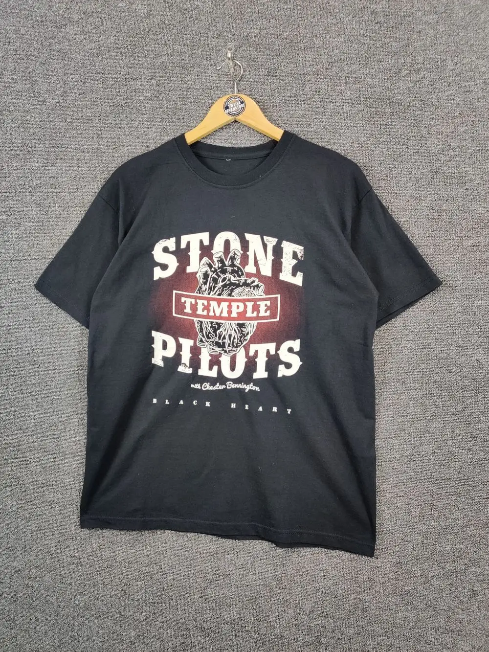 Футболка унисекс с рисунком черного сердца и рок-группы