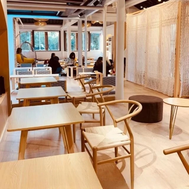 Оптовая продажа черные деревянные и Ротанговые стулья для столовой ресторана из