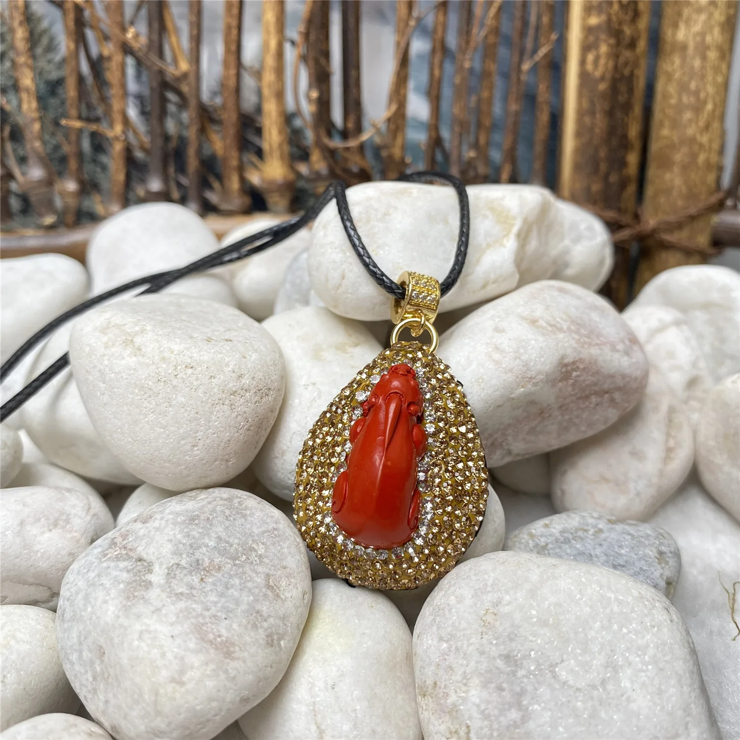 

European and American style cinnabar carving pattern inlaid rhinestone pendant ladies personality trend necklace jewelry