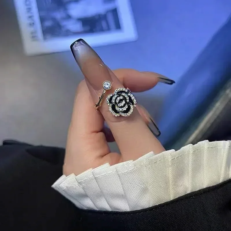 Металлические кольца в форме черной розы