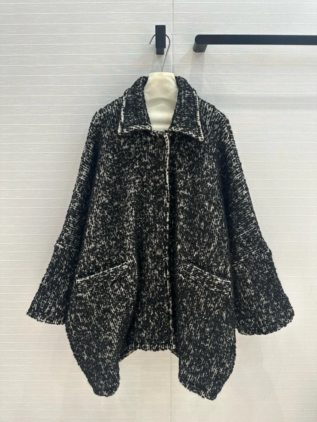 Шерстяная куртка среднего и длинного цвета из грубой твидовой ткани с свободными