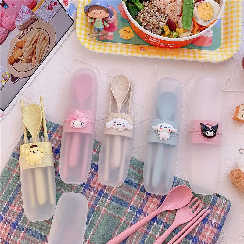 

Столовая посуда Sanrio Kawaii Kuromi My Melody Cinnamoroll Студенческая мультяшная портативная вилка ложка палочки для еды столовая посуда набор из четырех п...