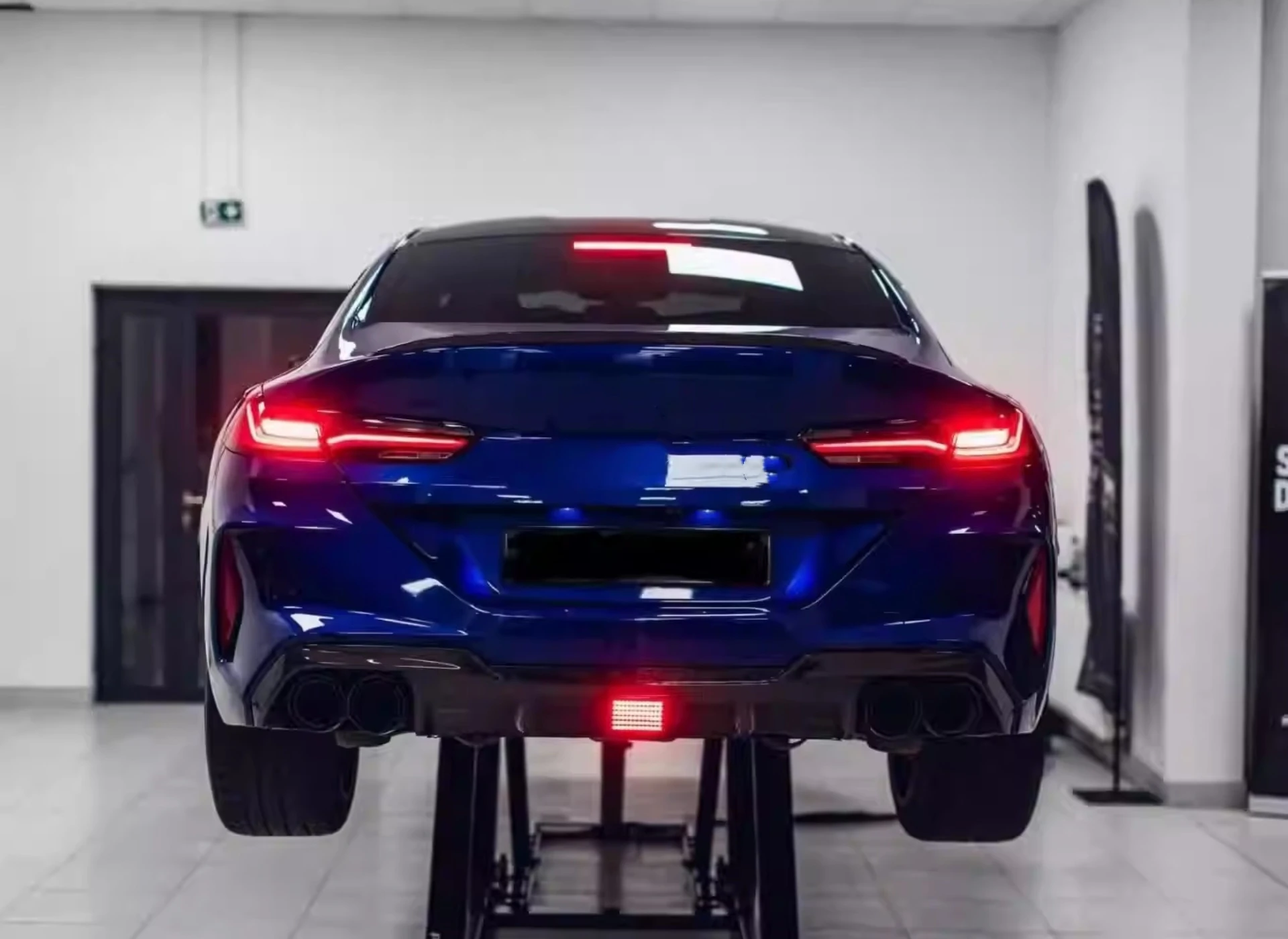 Новая стильная задняя губа из углеродного волокна с лампой для BMW M8