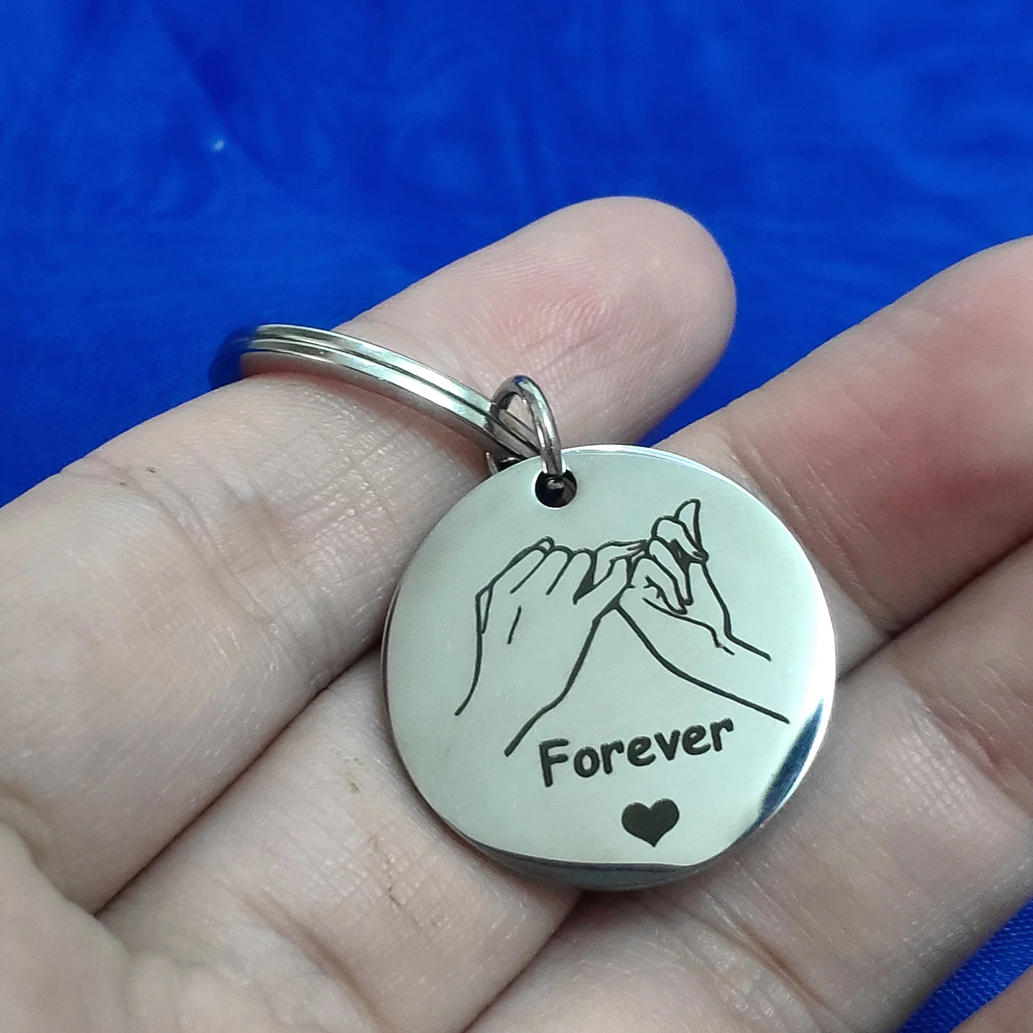 

Round Card Keyring Hand in Hand Forever Couple Gift Stainless Steel Car Keys Keychain Metal Pendant Best Friend Ornaments Holder