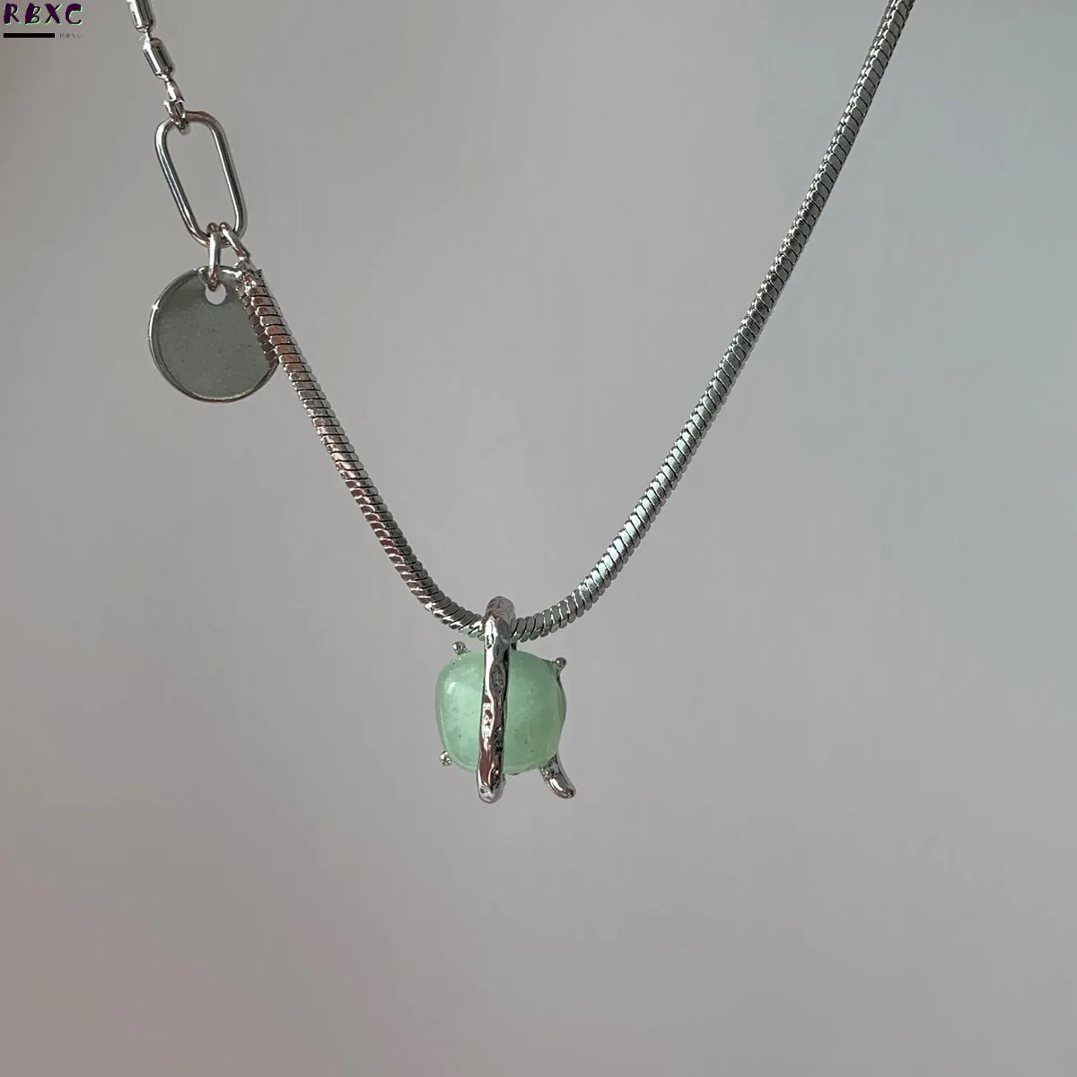 

Green Agate Stone Bone Chain Female Minority Design High Sense Sweet Cool Hip Hop Cold Wind Letter Necklace Men's Jewelry