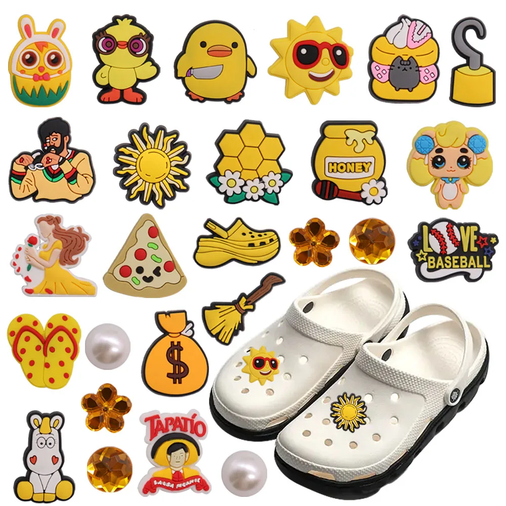 

Mix 50Pcs PVC Croc Jibz Buckle Fit Wristbands Chicken Duck Moneybag Woman Sun Broom Pizza Honey Horse Sandals Shoes Decoration
