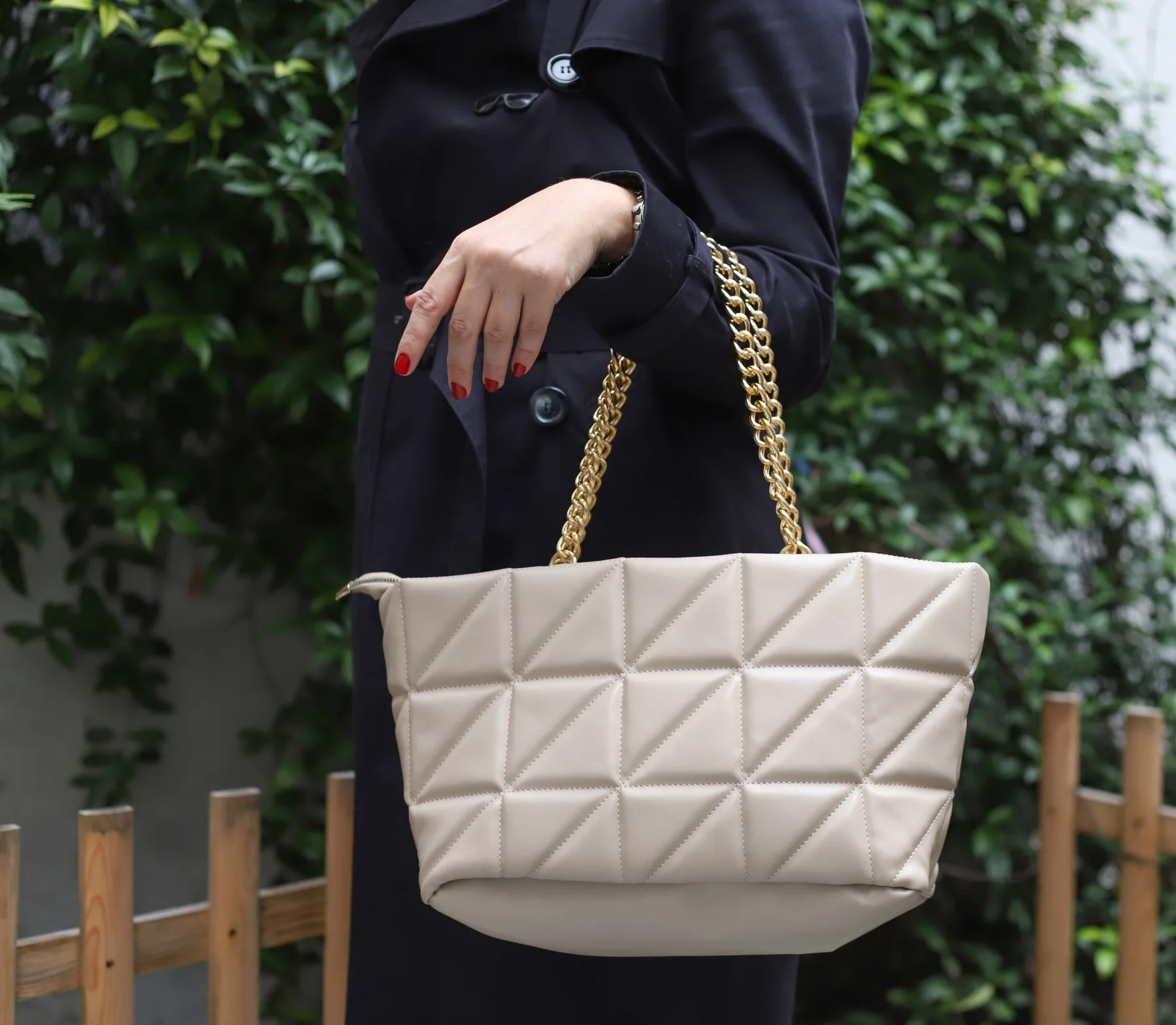 Женская сумка на молнии с цепочкой и геометрическим узором |