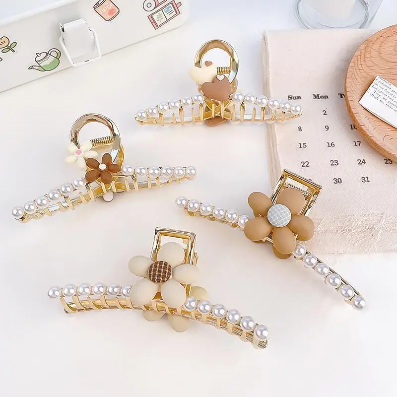 

Cute Gold Plated Flower Bear Metal Grab Clip for Women White Acrylic Bead Hair Clip Claw Hair Clip Jewelry