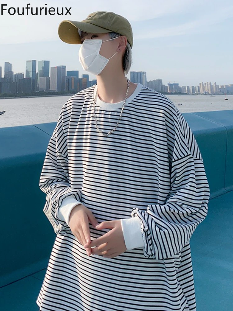 

Мужская футболка в полоску из двух частей с круглым вырезом и длинными рукавами