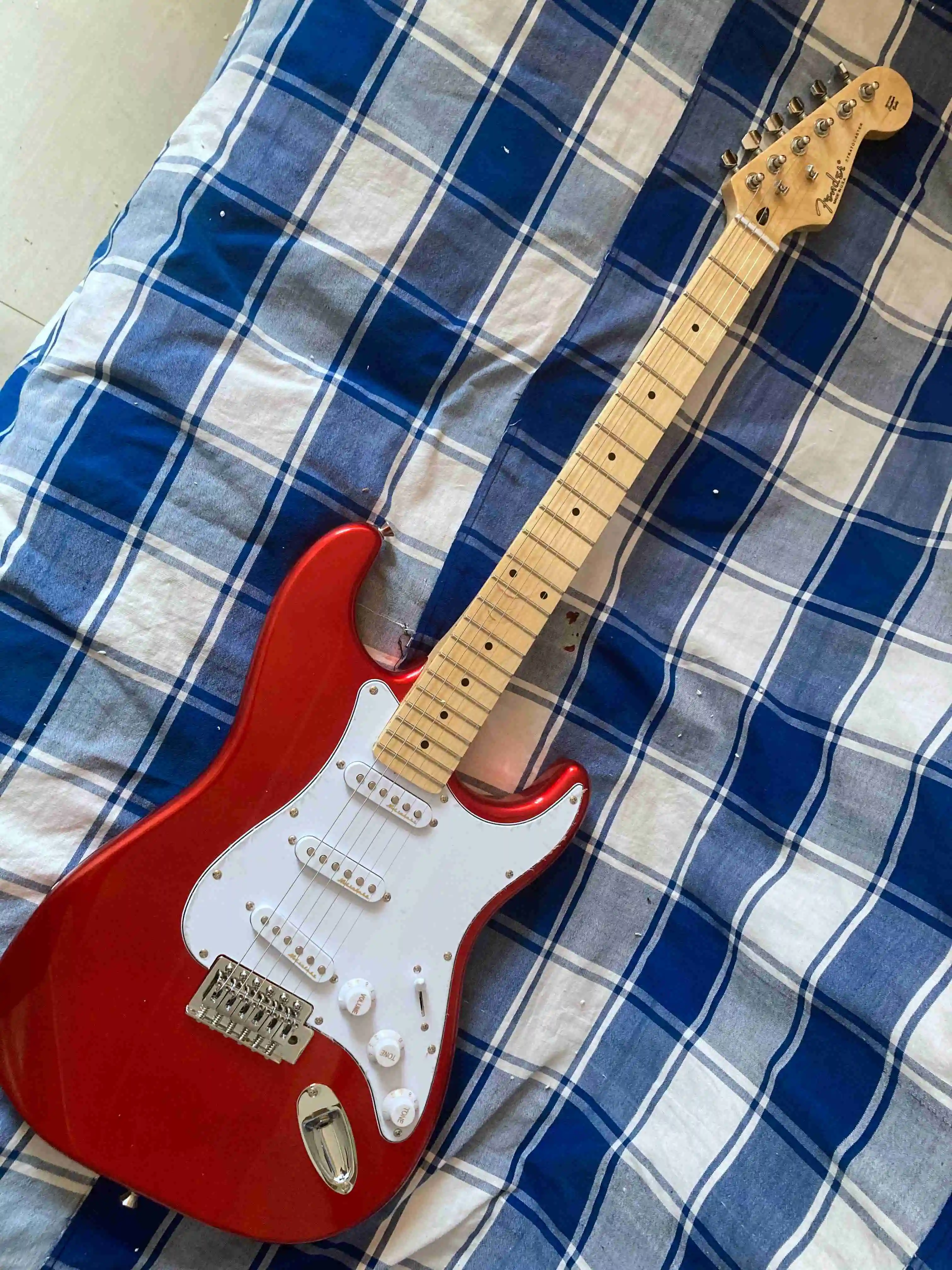 

Отправка в течение 3 дней stratocaste-r custom body 6 string Red Electric Guitar в наличии