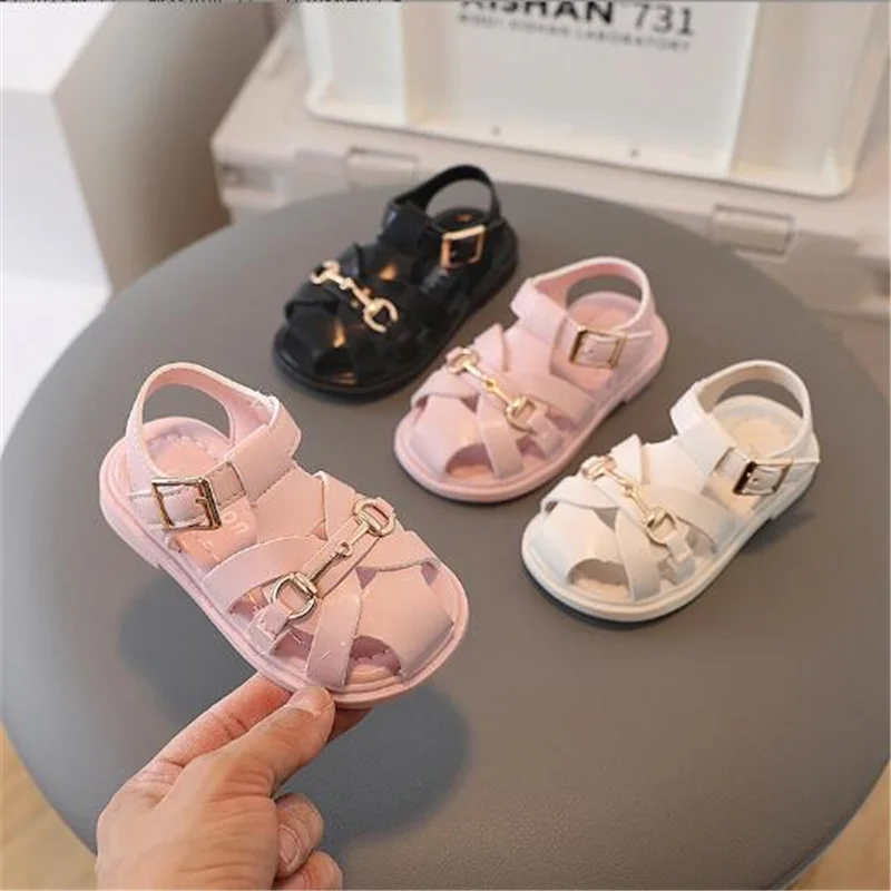 

2022 Summer Baby Korean Anti Collision Toe Cap Fashion Walkers Sandals Soft Baby Girls Sandals Metal Buckle Chain Beach Shoes