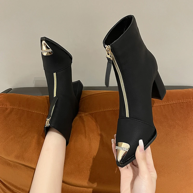 Разноцветные женские ботинки на среднем каблуке короткие ноги металлический