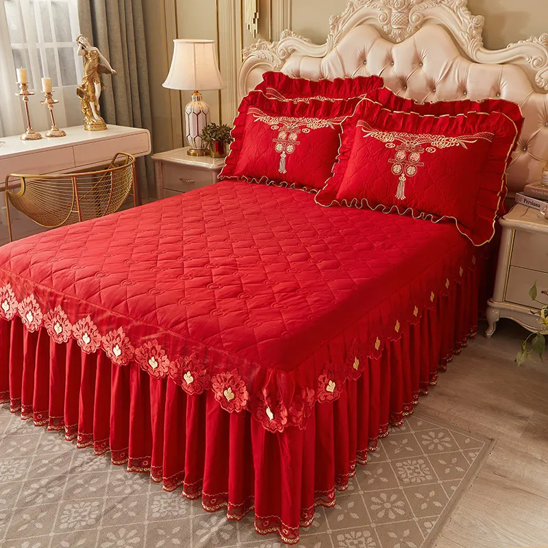 

Китайский красный свадебный комплект постельного белья, хлопковая Роскошная вышитая королевская кровать с кружевными рюшами, стеганая дву...