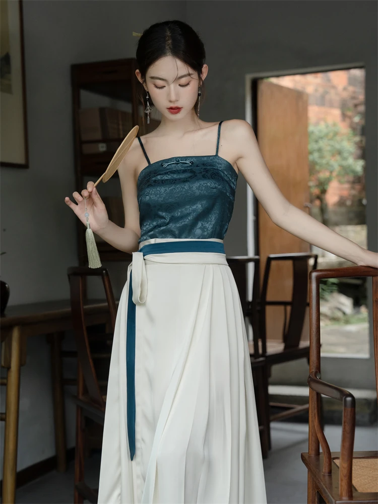 Рисунок 3 - Костюм в старинном стиле с вышивкой в китайском стиле