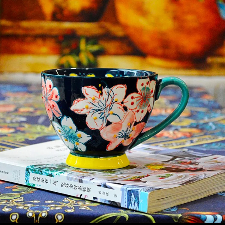 

Керамическая кружка с ручной росписью