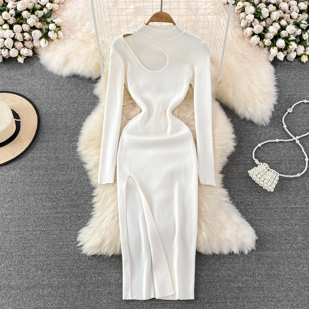 Женское трикотажное платье-футляр с воротником-стойкой и длинным рукавом