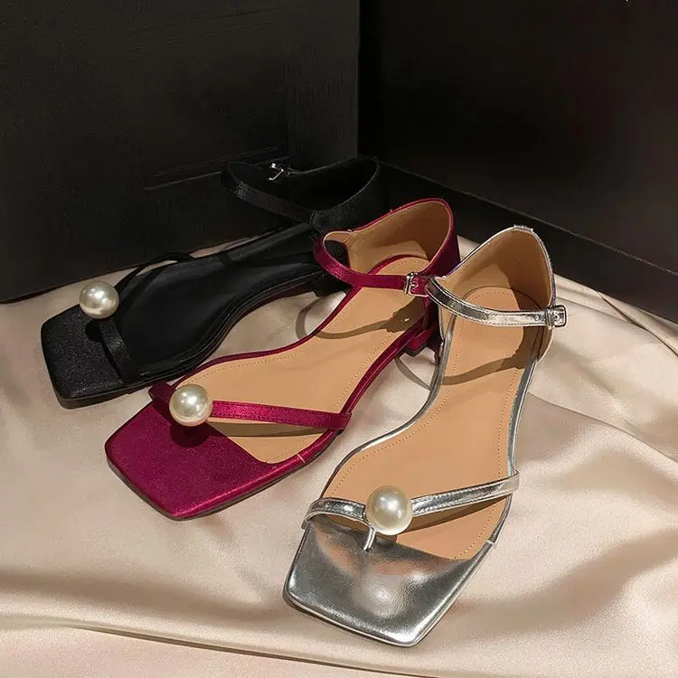 

Женские шикарные сандалии из серебристой кожи на плоской подошве, красные пляжные повседневные шлепанцы с жемчужным декором, черные летние сандалии с ремешком на щиколотке