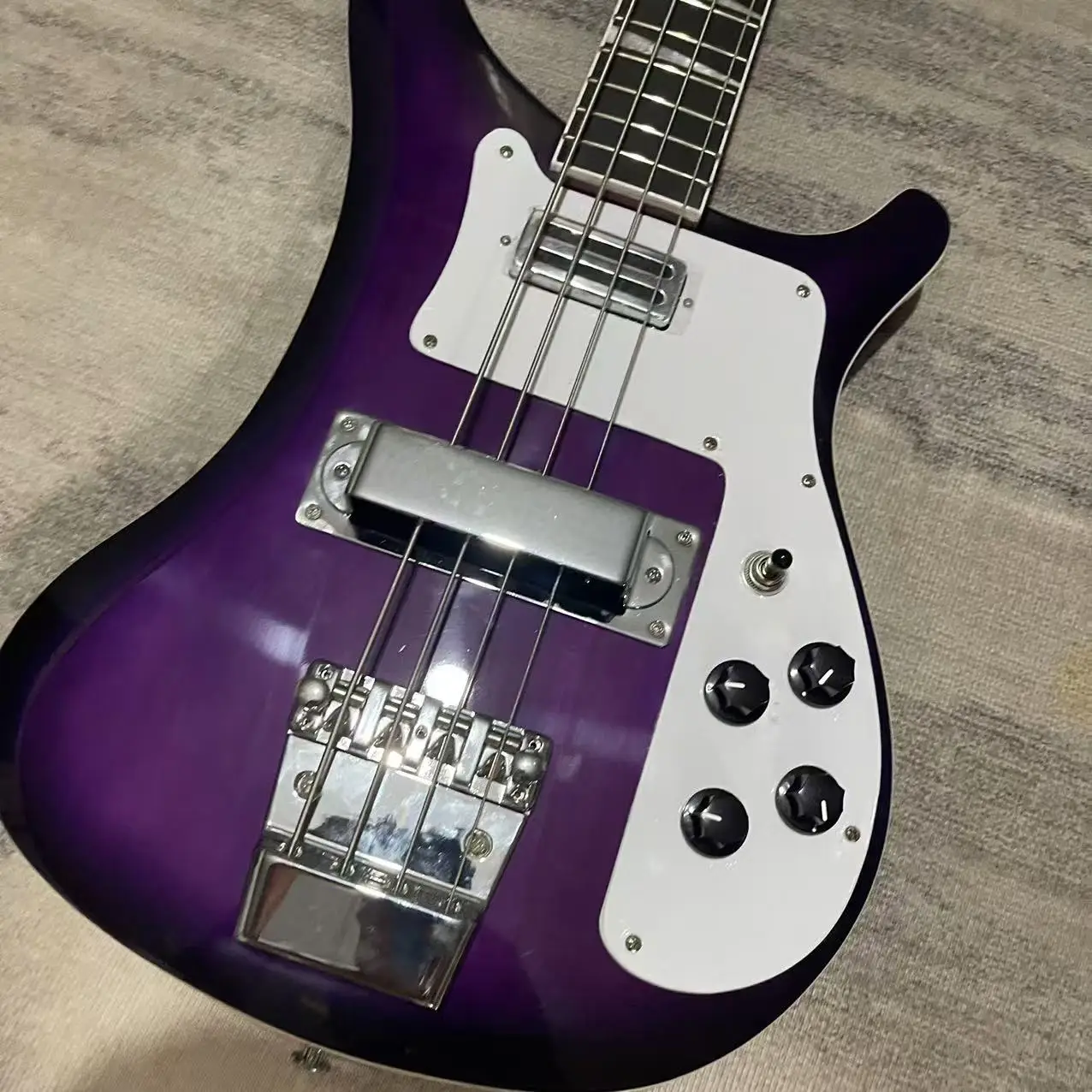 Электрический бас RickenBacker с 4-х аккордами прозрачным фиолетовым корпусом