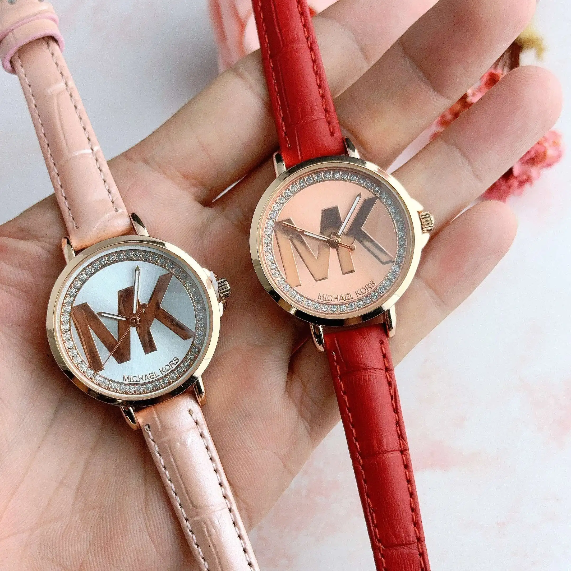 Фото Новые женские повседневные модные наручные часы Michael Kors в деловом стиле с кожаным ремешком, кварцевые часы с циферблатом из сплава, украшенным бриллиантами №1