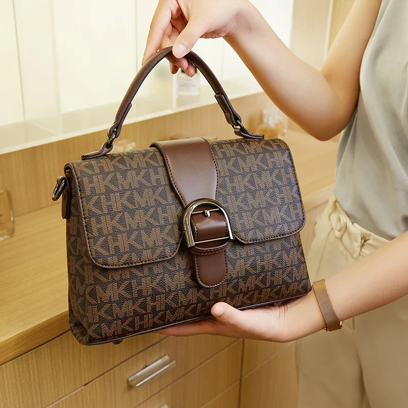 

2023 Autumn/Winter New Single Shoulder Women's Bag Diagonal Straddle Bag Flip With Buckle Bag Fashion Designer Luxury Edition