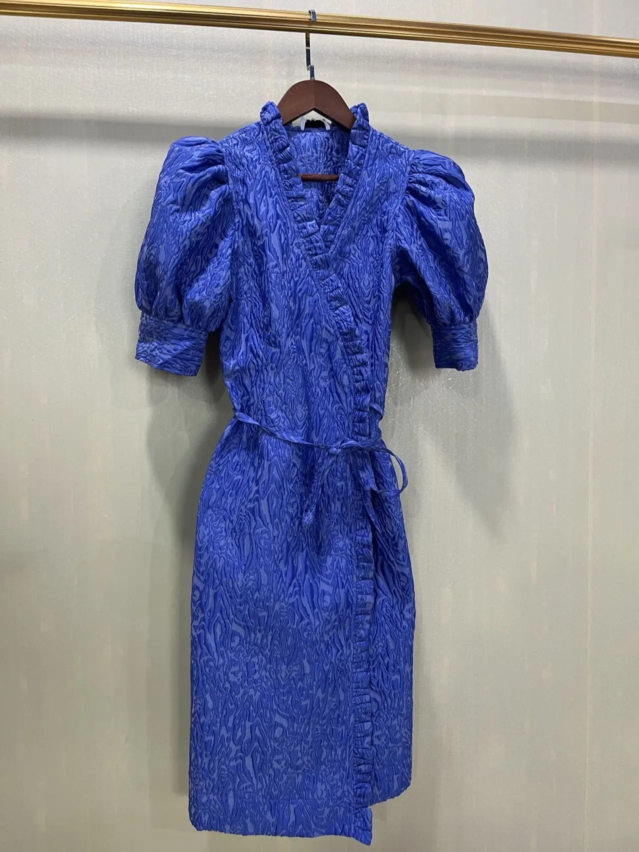 

Женское жаккардовое мини-платье с оборками и V-образным вырезом