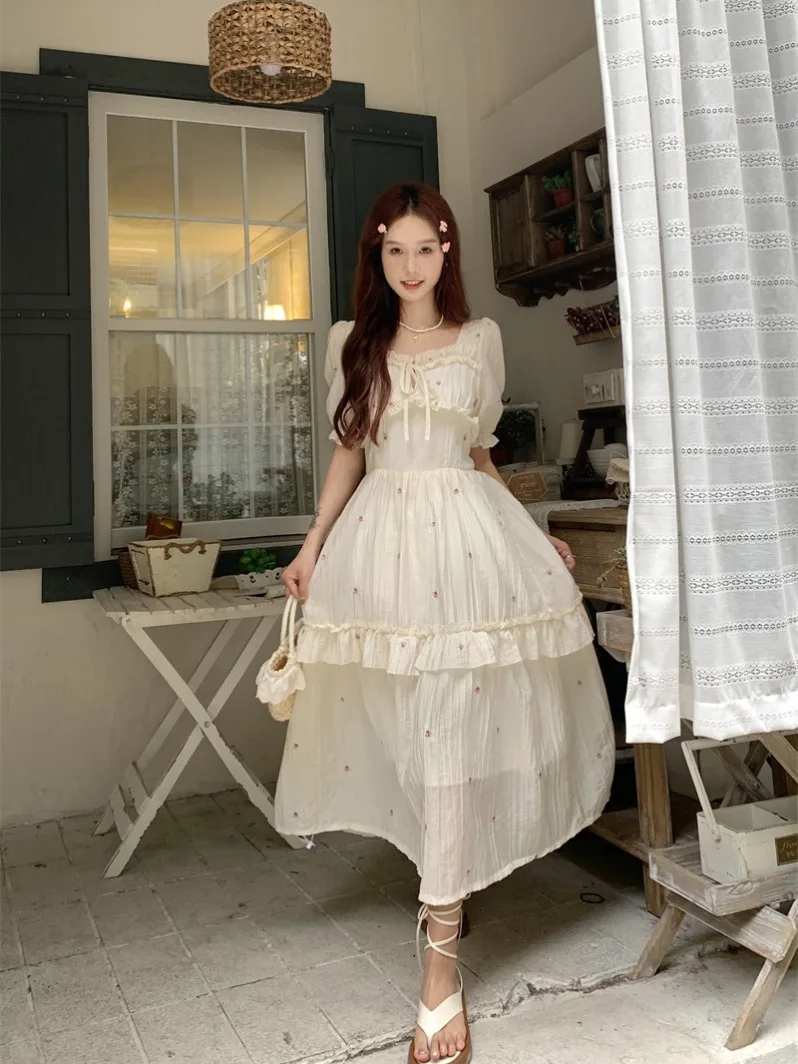 Женское платье с квадратным вырезом пышными рукавами