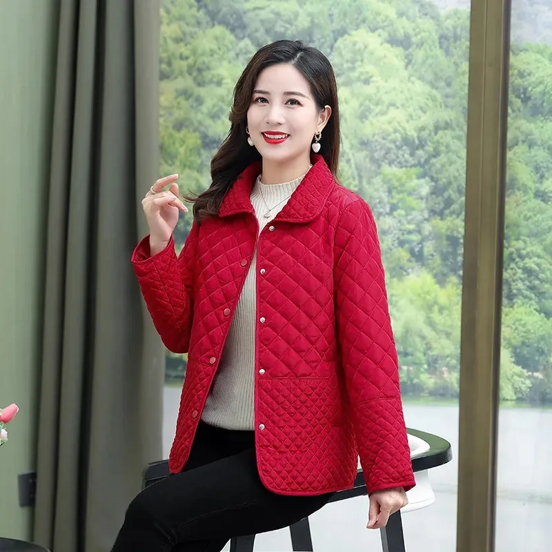 Женская короткая хлопковая куртка в клетку с бриллиантами