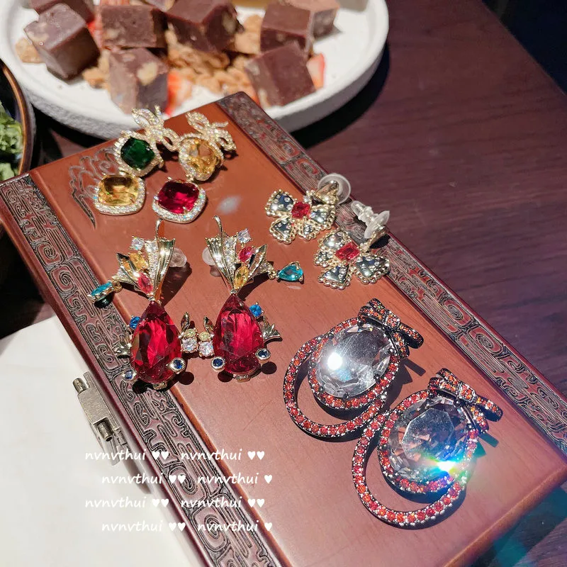 

Картина маслом Гранат Рубин Серьги золотые рыбки дизайнерские 18K позолоченные заостренные кристаллы циркония геометрические серьги с бант...