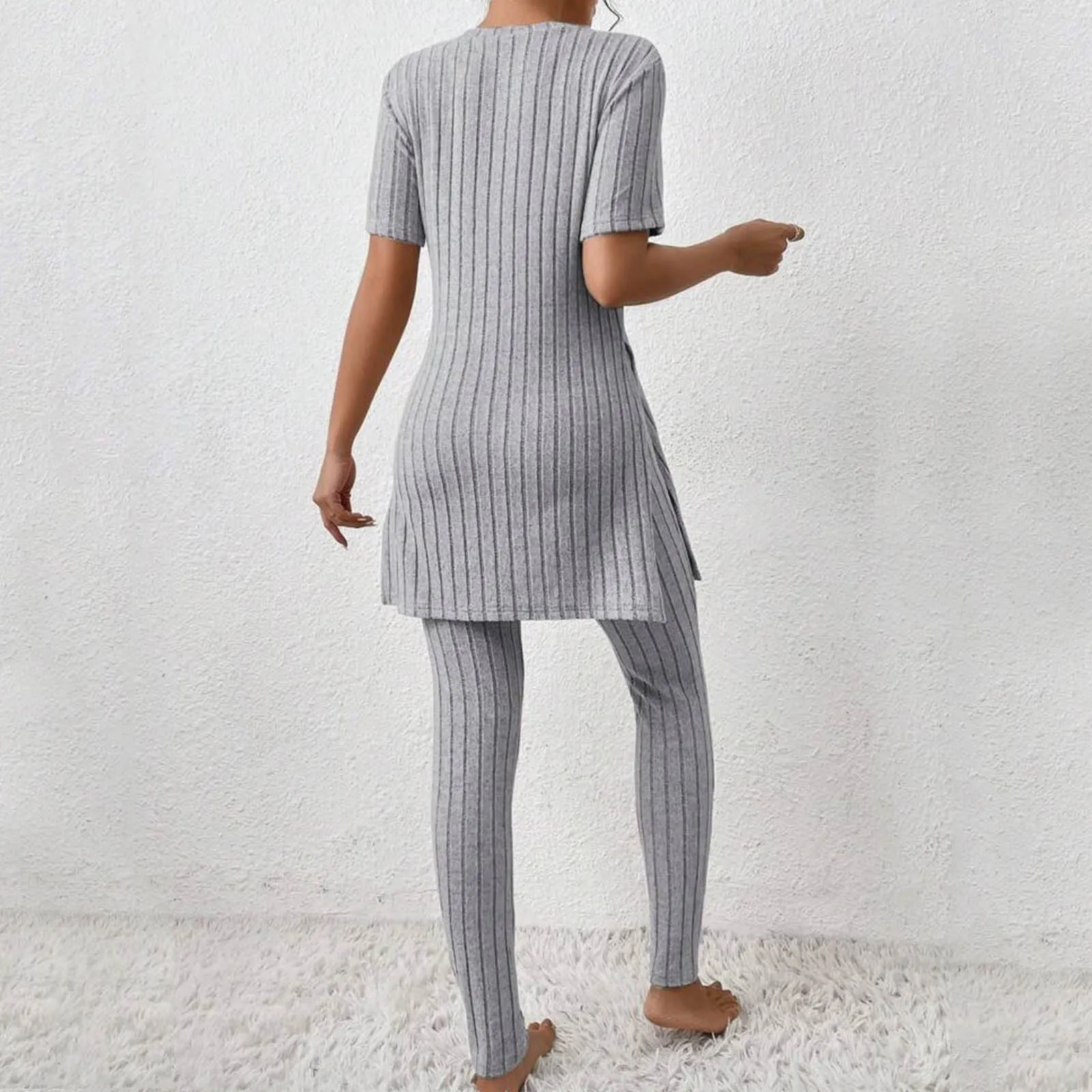 Женский комплект из двух предметов: футболка с круглым вырезом и брюки