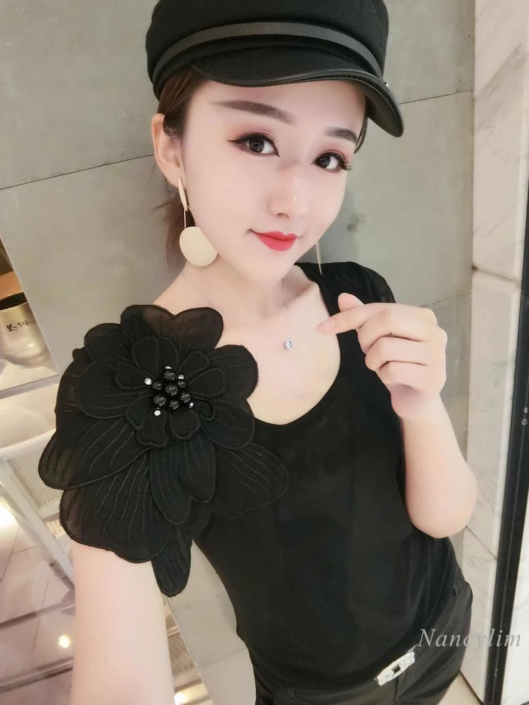 Женская футболка с коротким рукавом черная облегающая большими цветами и