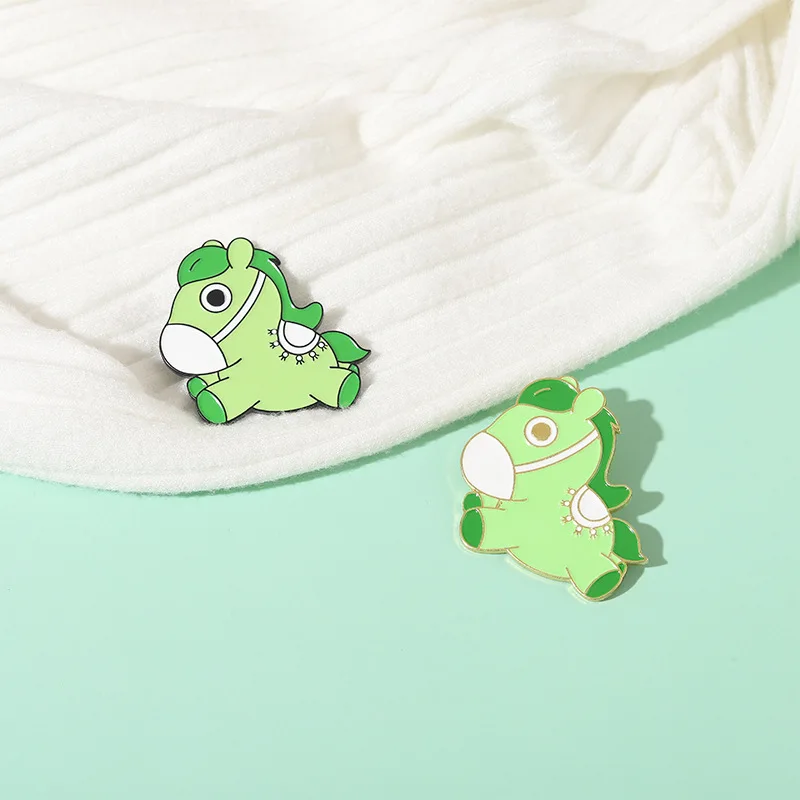 XEDZ здоровая зеленая эмалированная брошь с лошадью мультяшный милый крутой пони