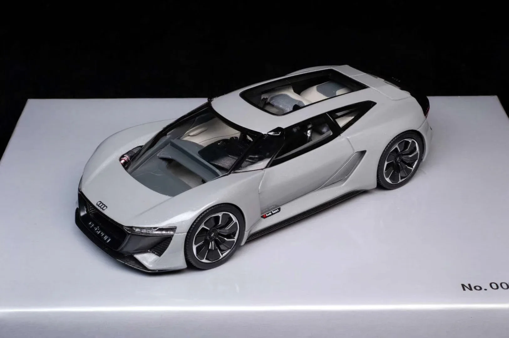 Фото Реалистичная модель автомобиля 1:43, модель автомобиля PB18 e-tron, Коллекционная модель автомобиля, Литые и игрушечные автомобили, модель автомобиля из смолы №4