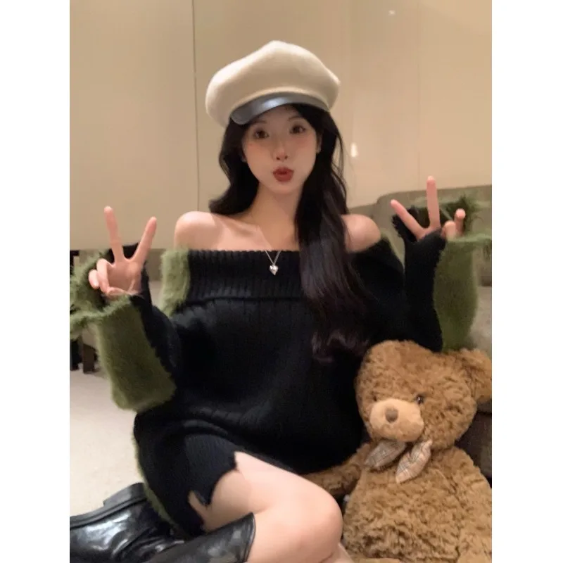  Дизайнерский свитер с косым воротником и открытыми плечами контрастного цвета