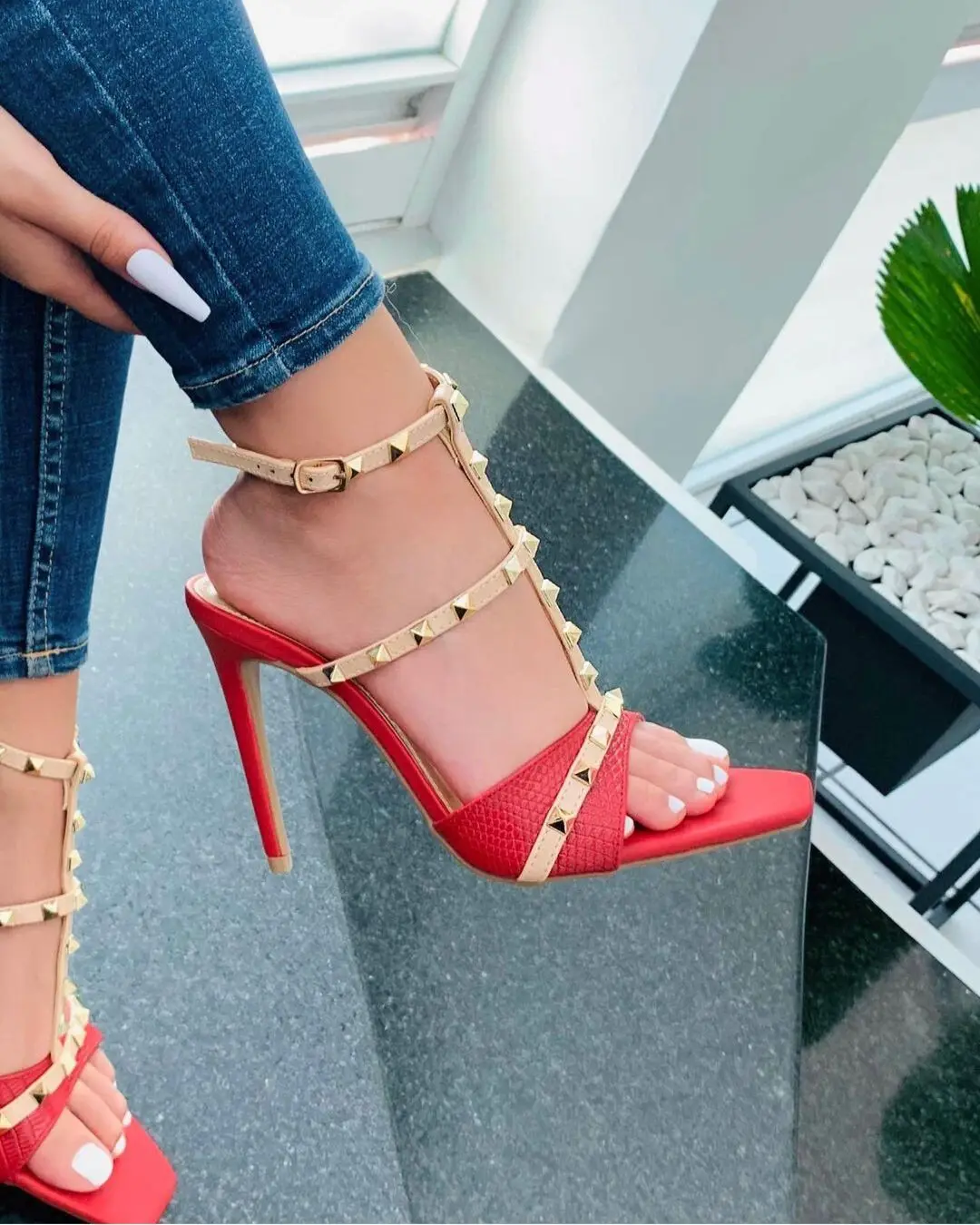 

Женские босоножки на высоком каблуке, черные босоножки в европейском и американском стиле с заклепками, тонким ремешком и квадратным носко...