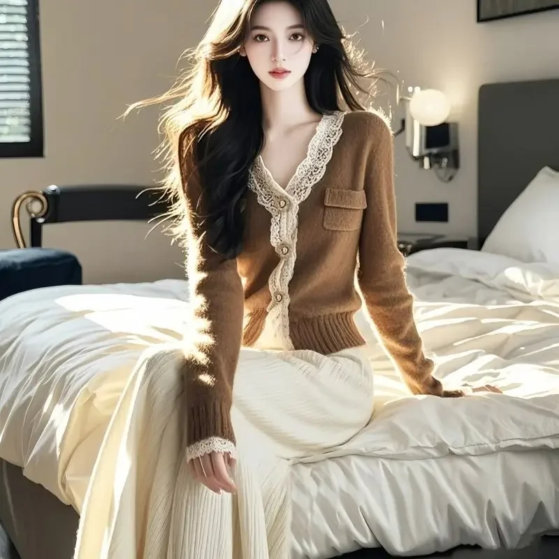 Коричневый шикарный свитер с v-образным вырезом и кружевными краями кардиган