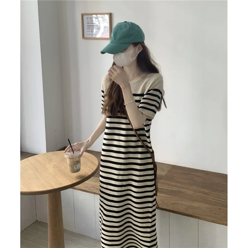 Женское трикотажное платье в полоску повседневное свободное средней длины с