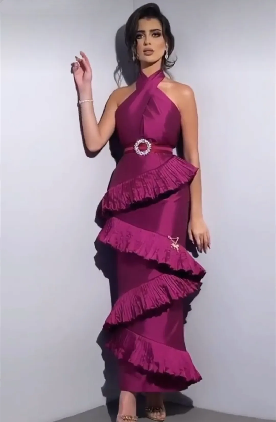 

Женское вечернее платье с рюшами, элегантное платье с лямкой на шее, длиной до щиколотки