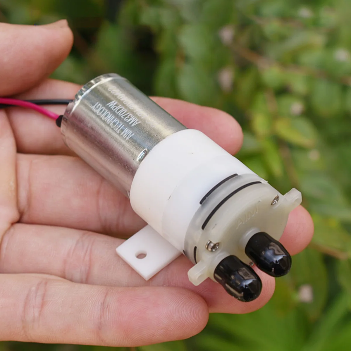 

DC12V 0,11A Микроугольная щетка 370 Мотор Мембранный всасывающий водяной насос Электрический самовсасывающий насос с длительным сроком службы и кронштейном