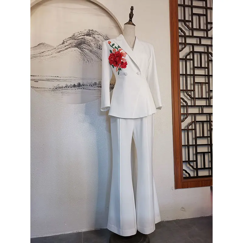 

Костюм женский офисный из блейзера и брюк-клеш с вышивкой