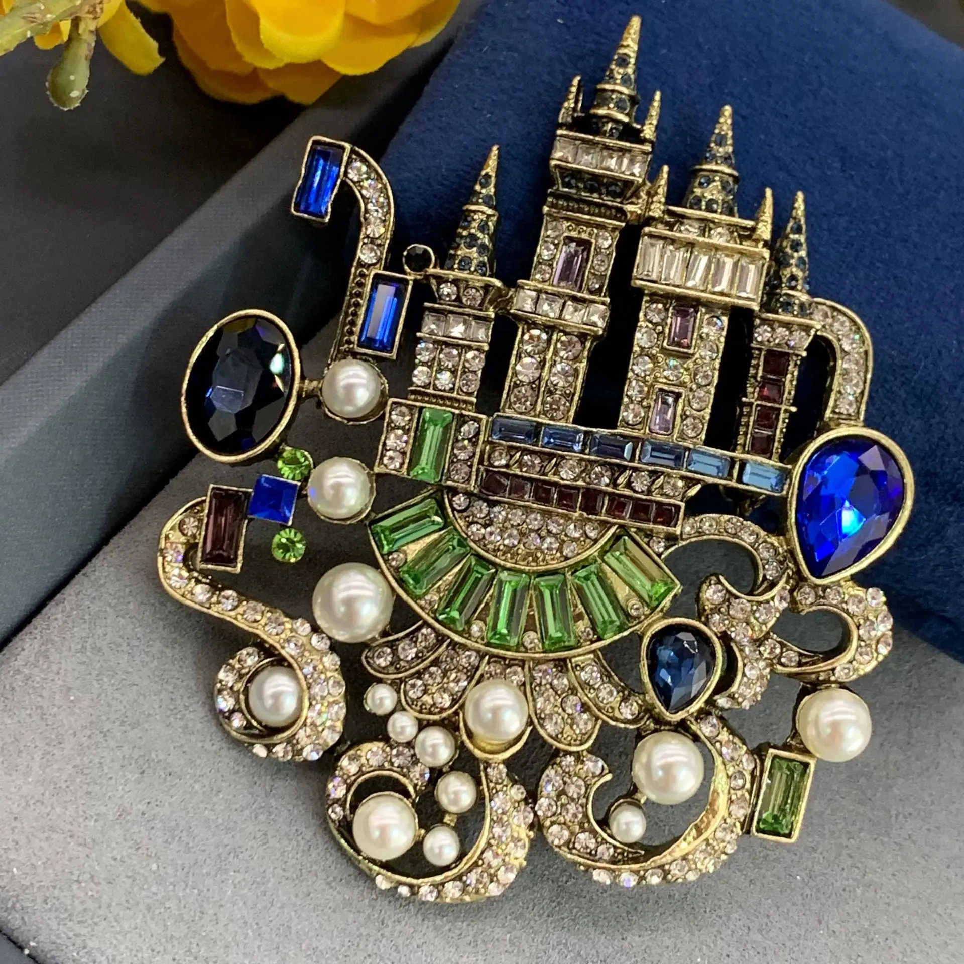 

European and American Vintage Pearl Brooch