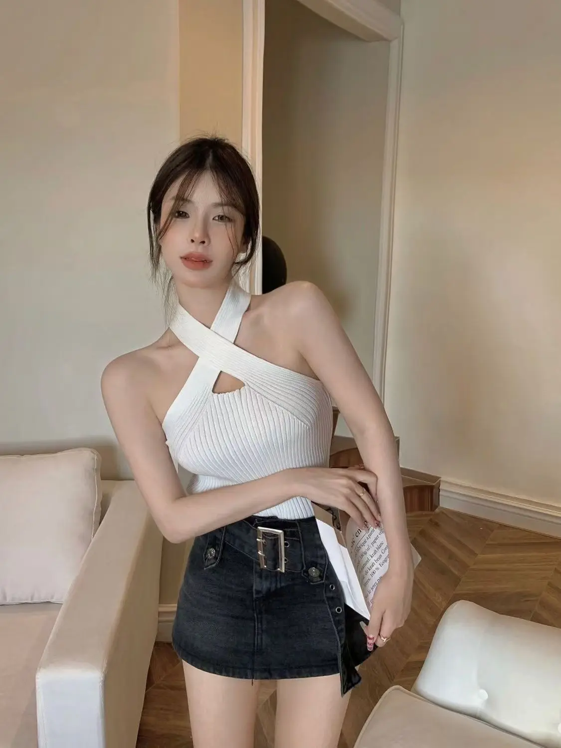 Новый летний женский укороченный топ в рубчик без рукавов с лямкой на шее форме