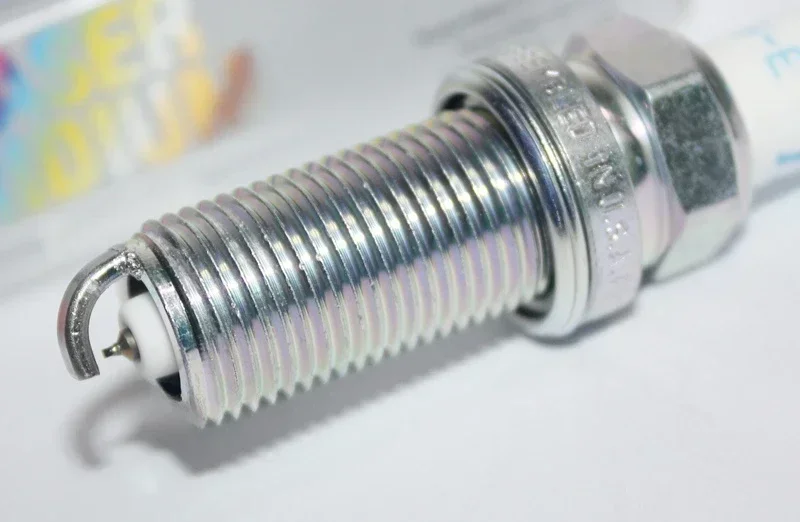 Свеча зажигания ILFR6G-E VERADO250 L4-300 350/L6-400HP