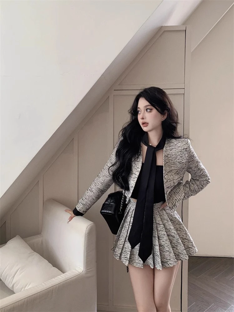 

Женский короткий жакет в клетку, с плиссировкой, средней длины