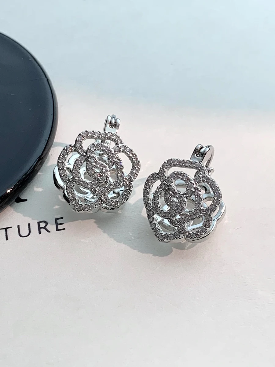 Изысканные серьги с микроинкрустацией цирконом и камелией французские легкие