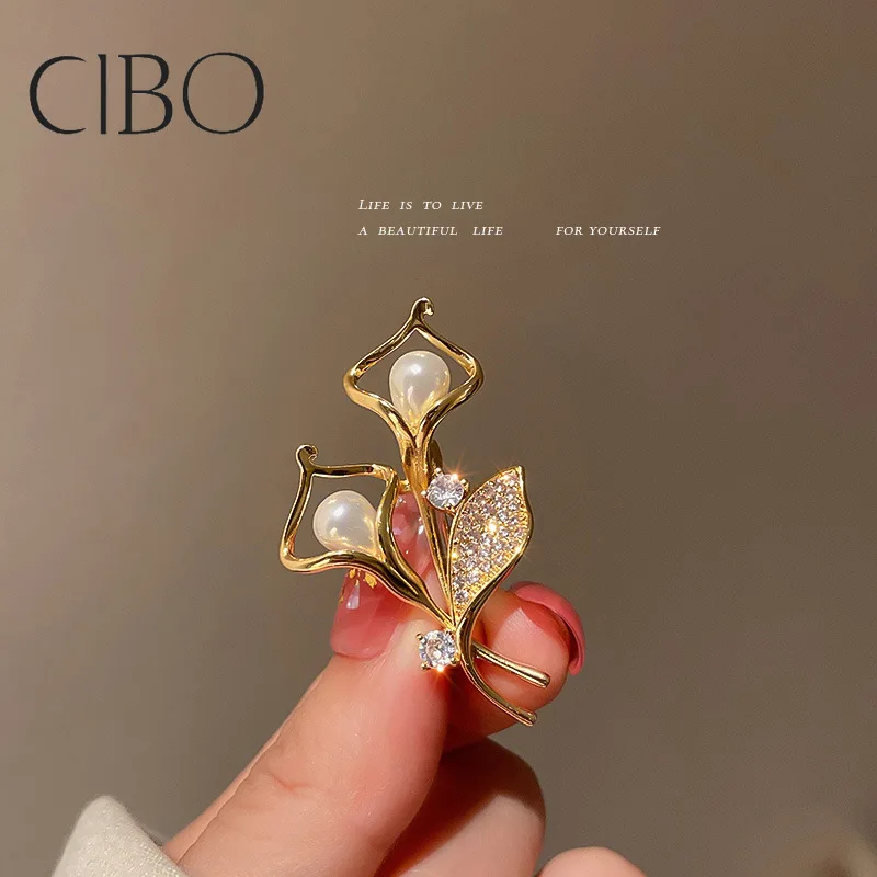 

Pearl Zircon Lily Flower Brooch Women's High-end All-match Fashion Simple Clothing Elegant Atmosphere Suit Accessories