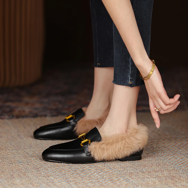 Женские кожаные сабо с миндальным носком на меховой подкладке золотистые лоферы