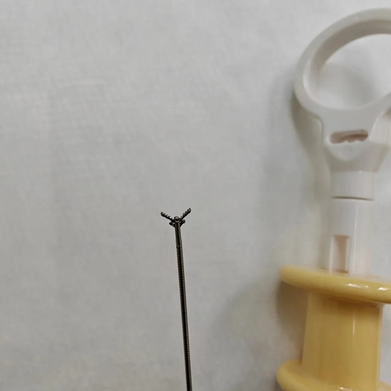 

Одноразовые эндоскопические щипцы для удаления инородных тел